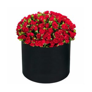 красные кустовые розы в шляпной коробке