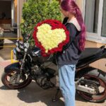 101 роза в форме сердца красная и желтая