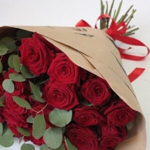 Букет 25 красных роз с эвкалиптом № 156