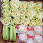 Квадратна коробка з квітами, макарунами та рафаелло