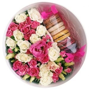 подарочный набор из роз и макарун