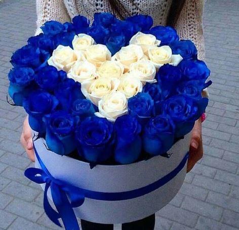 корзина синих и белых роз