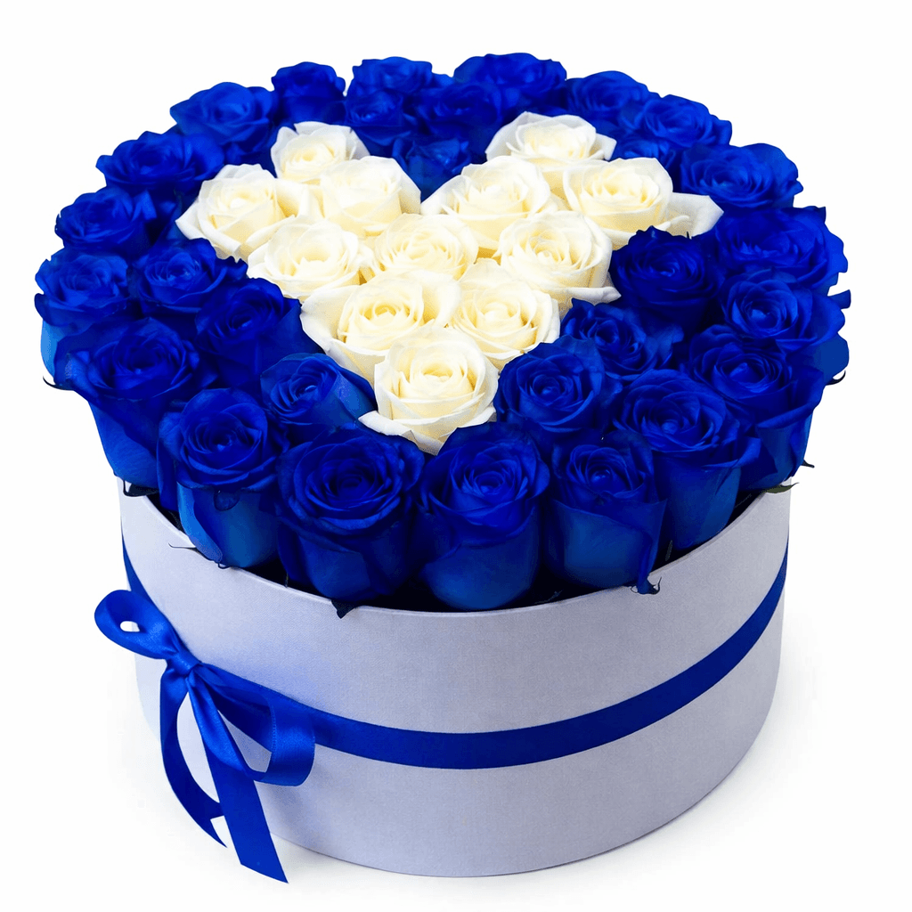 Синие и белые розы в коробке «Сердце» 41 штука Синие и белые розы в коробке «Сердце» 41 штука