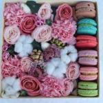 SQUARE BOX WITH FLOWERS AND MACARUN No. 83