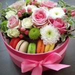 ROUND BOX WITH FLOWERS AND MACARUN No. 87