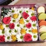 SQUARE BOX WITH FLOWERS AND MACARONS No. 187