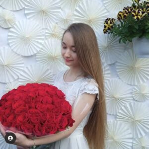 51 красная роза эквадор в руках девушки
