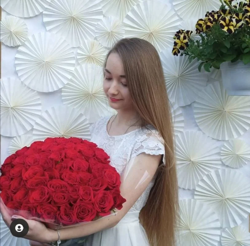 51 red rose ecuador in the hands of a girl