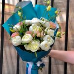 Букет з півонії та еустомою