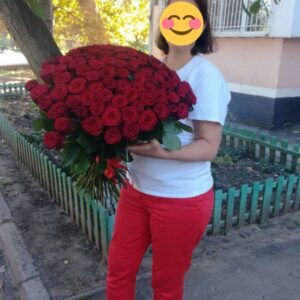 Женщина-с-букетом-101-роза-красная