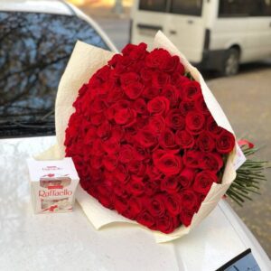 Букет из 101 розы Фридом с конфетами Рафаэло