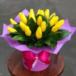 Букет із жовтих тюльпанів у капелюшній коробці