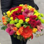 Яскравий мікс з гербери, орхідеї, сантині, троянд та хризантем