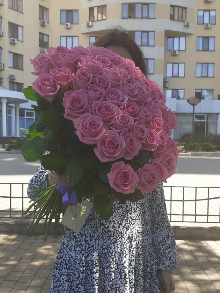 девушка с букетом розовых роз