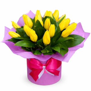 Букет из желтых тюльпанов в шляпной коробке