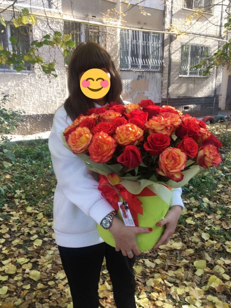 Девушка с огромной корзиной роз