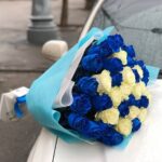 Mix of white and blue roses