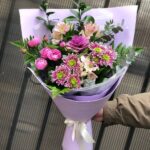 Букет із броски піоноподібної кущової троянди альстромерії хризантеми