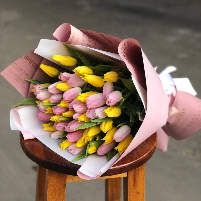 Букет из розовых и желтых тюльпанов вид сверху