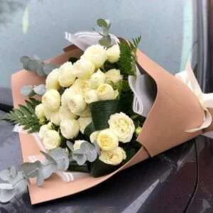 Пионовидные кустовые розы в стильном дизайне вид сверху