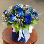 Сині троянди в капелюшної коробки