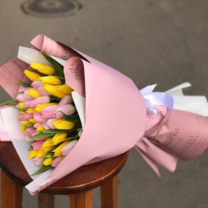 Букет из розовых и желтых тюльпанов