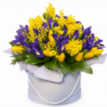 Весенняя композиция из ирисов, тюльпанов и мимозы