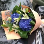 Сборный букет из лилий и синей гортензии