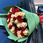 Микс из 39 красных и белых роз
