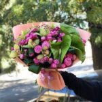 Букет из пионовидной кустовой розы, цимбидиума, антуриума