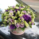 Композиция из эустомы в шляпной коробке