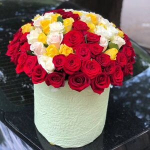 75 гигантских роз в шляпной коробке