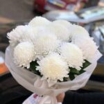 Букет из 11 белых и пышных хризантем