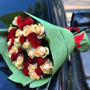 Микс из 39 красных и белых роз