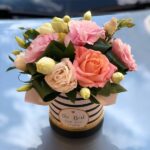 Цветочный комплимент в шляпной коробке