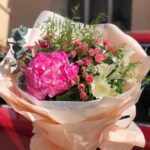 Гортензия - 1 шт, кустовые розы - 7 вет, альстромерии - 2 вет, хамелациум - 2 вет. флористическая зелень