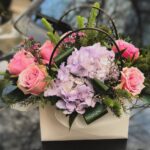 Гортензия - 1 шт, розы - 5шт, хамелациум - 2 вет, флористическая зелень