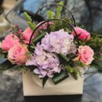 Гортензия - 1 шт, розы - 5шт, хамелациум - 2 вет, флористическая зелень