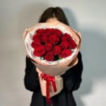 Элегантный монобукет из 15 алых роз