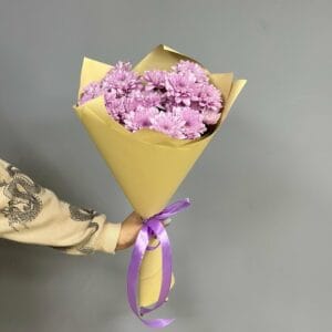 Монобукет из махровых кустовых хризантем