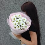Букет из белоснежных ромашковых хризантем
