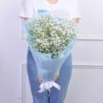 Монобукет из белоснежной гипсофилы в небесно-голубом