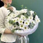 Букет из белоснежных хризантем с эвкалиптом