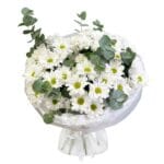 Букет из белоснежных хризантем с эвкалиптом