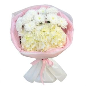 Дуэт белой гортензии и кустовых хризантем