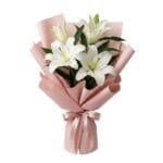 Элегантный монобукет из белых лилий в пудровой упаковке
